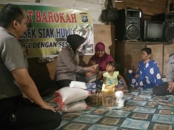 2 Warga Kepau Jaya Terima Bantuan Jumat Barokah Polsek Siak Hulu